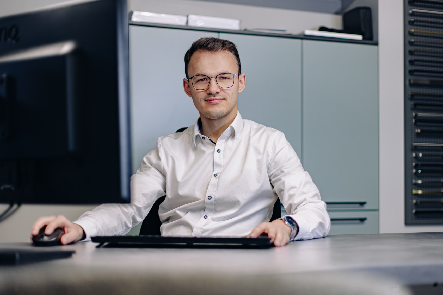 Ruhige Wohnstimmung mit aufeinander abgestimmten Materialien und warmem Licht
